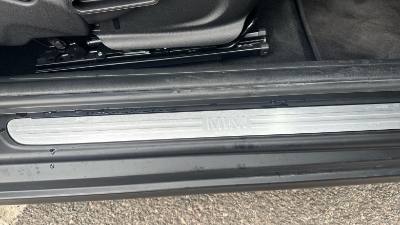 MINI Hatchback 1.5 Cooper Classic 3dr Auto Petrol Hatchback